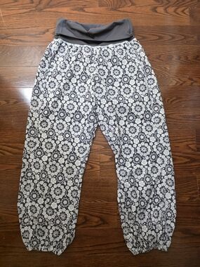 lululemon athletica vintage Lululemon Om Pants in the rare Twiggy Printed Nimbus
